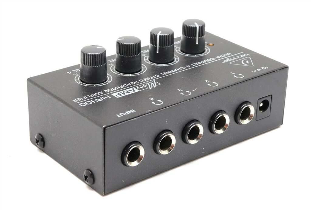 Предусилитель для наушников BEHRINGER HA400-1